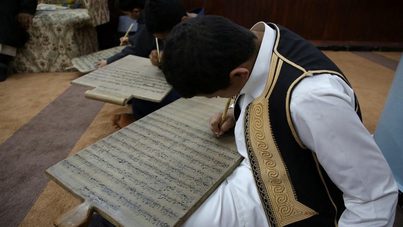 Boys recite Koran verses from wooden boards in a mosque during the Muslim holy fasting month of Ramadan, in Tripoli, Libya April 3, 2023. REUTERS/Hazem Ahmed