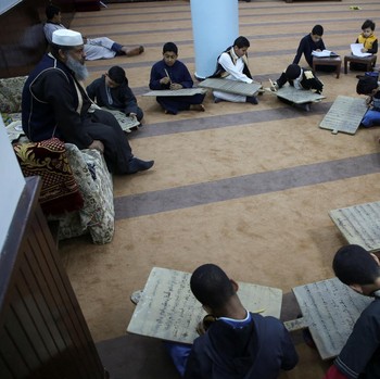 Unik! Anak Libya Belajar Baca Tulis Al Quran Pakai Papan Kayu