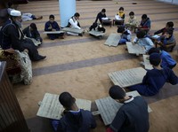 Unik! Anak Libya Belajar Baca Tulis Al Quran Pakai Papan Kayu