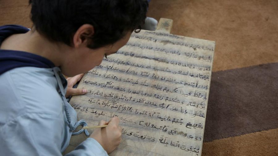 Boys recite Koran verses from wooden boards in a mosque during the Muslim holy fasting month of Ramadan, in Tripoli, Libya April 3, 2023. REUTERS/Hazem Ahmed