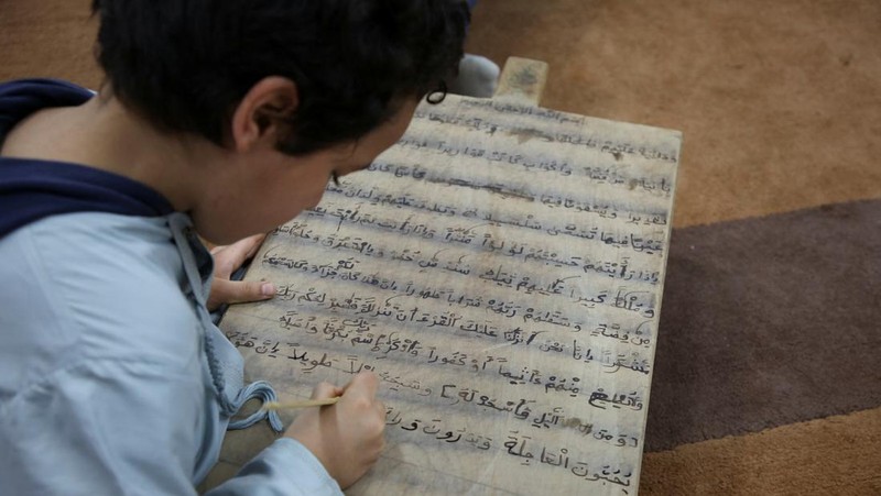 Boys recite Koran verses from wooden boards in a mosque during the Muslim holy fasting month of Ramadan, in Tripoli, Libya April 3, 2023. REUTERS/Hazem Ahmed