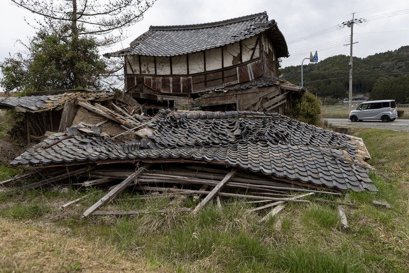 Rumah kayu terlantar yang runtuh sebagian terlihat pada 05 April 2023 di Tambasasayama, Jepang. Rumah kayu terlantar yang runtuh sebagian terlihat pada 05 April 2023 di Tambasasayama, Jepang. Sekitar 8,49 juta rumah telah ditinggalkan secara progresif di seluruh negeri akibat penurunan populasi Jepang, sekitar 13,6 persen dari total pasar perumahan di Jepang. Jumlah rumah terlantar telah meningkat 90% selama 20 tahun terakhir. Angka-angka ini akan melonjak menjadi 31,5 persen pada tahun 2038 kecuali sebagian besar bangunan yang ditinggalkan dibongkar, menurut prediksi kelompok penelitian. Prefektur Hyogo adalah salah satu prefektur dengan semakin banyak bangunan terbengkalai. (Buddhika Weerasinghe/Getty Images)
