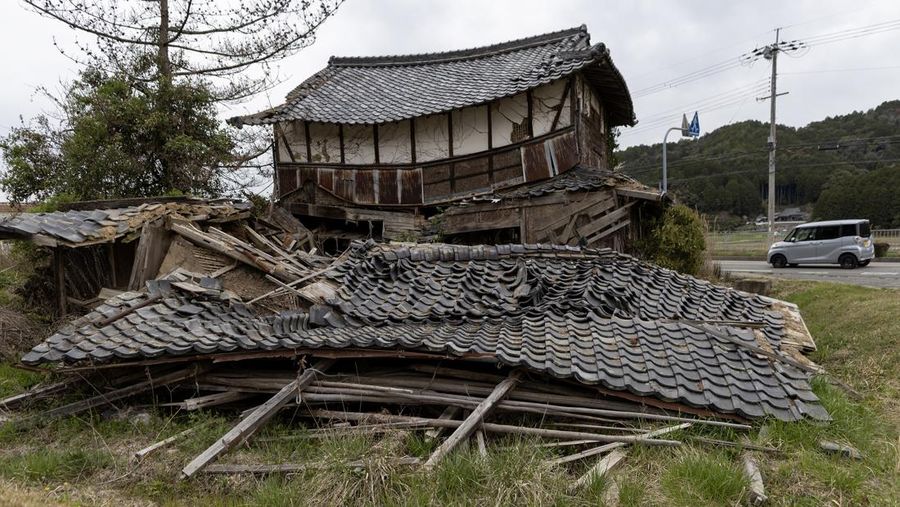 Rumah kayu terlantar yang runtuh sebagian terlihat pada 05 April 2023 di Tambasasayama, Jepang. Sekitar 8,49 juta rumah telah ditinggalkan secara progresif di seluruh negeri akibat penurunan populasi Jepang, sekitar 13,6 persen dari total pasar perumahan di Jepang. Jumlah rumah terlantar telah meningkat 90% selama 20 tahun terakhir. Angka-angka ini akan melonjak menjadi 31,5 persen pada tahun 2038 kecuali sebagian besar bangunan yang ditinggalkan dibongkar, menurut prediksi kelompok penelitian. Prefektur Hyogo adalah salah satu prefektur dengan semakin banyak bangunan terbengkalai. (Buddhika Weerasinghe/Getty Images)