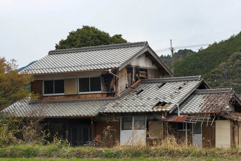 Rumah kayu terlantar yang runtuh sebagian terlihat pada 05 April 2023 di Tambasasayama, Jepang. Rumah kayu terlantar yang runtuh sebagian terlihat pada 05 April 2023 di Tambasasayama, Jepang. Sekitar 8,49 juta rumah telah ditinggalkan secara progresif di seluruh negeri akibat penurunan populasi Jepang, sekitar 13,6 persen dari total pasar perumahan di Jepang. Jumlah rumah terlantar telah meningkat 90% selama 20 tahun terakhir. Angka-angka ini akan melonjak menjadi 31,5 persen pada tahun 2038 kecuali sebagian besar bangunan yang ditinggalkan dibongkar, menurut prediksi kelompok penelitian. Prefektur Hyogo adalah salah satu prefektur dengan semakin banyak bangunan terbengkalai. (Buddhika Weerasinghe/Getty Images)