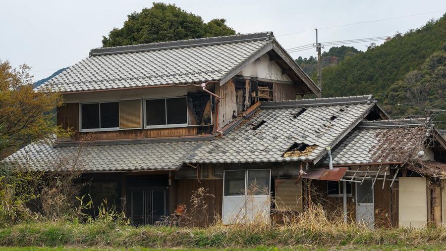 Rumah kayu terlantar yang runtuh sebagian terlihat pada 05 April 2023 di Tambasasayama, Jepang. Sekitar 8,49 juta rumah telah ditinggalkan secara progresif di seluruh negeri akibat penurunan populasi Jepang, sekitar 13,6 persen dari total pasar perumahan di Jepang. Jumlah rumah terlantar telah meningkat 90% selama 20 tahun terakhir. Angka-angka ini akan melonjak menjadi 31,5 persen pada tahun 2038 kecuali sebagian besar bangunan yang ditinggalkan dibongkar, menurut prediksi kelompok penelitian. Prefektur Hyogo adalah salah satu prefektur dengan semakin banyak bangunan terbengkalai. (Buddhika Weerasinghe/Getty Images)