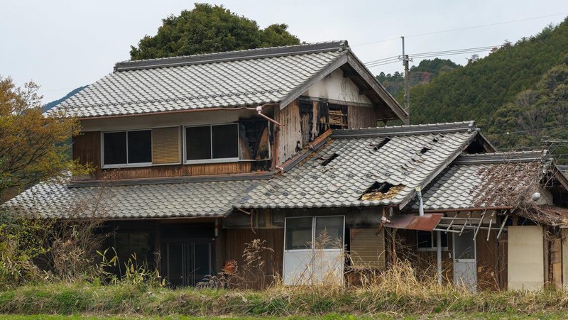 Rumah kayu terlantar yang runtuh sebagian terlihat pada 05 April 2023 di Tambasasayama, Jepang. Sekitar 8,49 juta rumah telah ditinggalkan secara progresif di seluruh negeri akibat penurunan populasi Jepang, sekitar 13,6 persen dari total pasar perumahan di Jepang. Jumlah rumah terlantar telah meningkat 90% selama 20 tahun terakhir. Angka-angka ini akan melonjak menjadi 31,5 persen pada tahun 2038 kecuali sebagian besar bangunan yang ditinggalkan dibongkar, menurut prediksi kelompok penelitian. Prefektur Hyogo adalah salah satu prefektur dengan semakin banyak bangunan terbengkalai. (Buddhika Weerasinghe/Getty Images)
