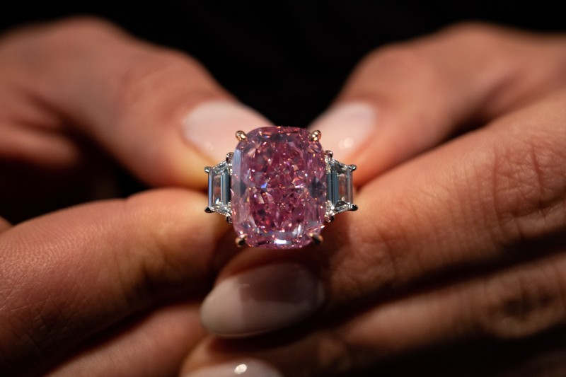 Sebuah berlian merah muda dengan perkiraan nilai $35 juta ditampilkan selama pratinjau pers menjelang penjualan Sotheby's Magnificent Jewels pada lelang 8 Juni 2023 di Sotheby's di New York City, di New York City, AS, 27 Maret 2023. (REUTERS/David 'Dee' Delgado)