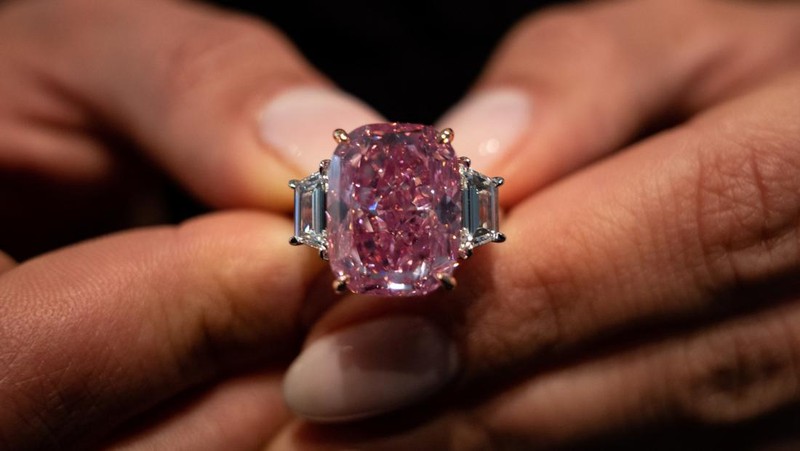 Sebuah berlian merah muda dengan perkiraan nilai $35 juta ditampilkan selama pratinjau pers menjelang penjualan Sotheby's Magnificent Jewels pada lelang 8 Juni 2023 di Sotheby's di New York City, di New York City, AS, 27 Maret 2023. (REUTERS/David 'Dee' Delgado)