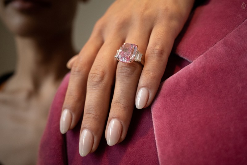 Sebuah berlian merah muda dengan perkiraan nilai $35 juta ditampilkan selama pratinjau pers menjelang penjualan Sotheby's Magnificent Jewels pada lelang 8 Juni 2023 di Sotheby's di New York City, di New York City, AS, 27 Maret 2023. (REUTERS/David 'Dee' Delgado)