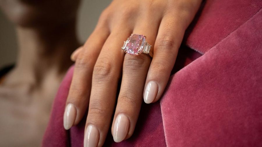 Sebuah berlian merah muda dengan perkiraan nilai $35 juta ditampilkan selama pratinjau pers menjelang penjualan Sotheby's Magnificent Jewels pada lelang 8 Juni 2023 di Sotheby's di New York City, di New York City, AS, 27 Maret 2023. (REUTERS/David 'Dee' Delgado)