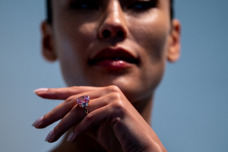 Sebuah berlian merah muda dengan perkiraan nilai $35 juta ditampilkan selama pratinjau pers menjelang penjualan Sotheby's Magnificent Jewels pada lelang 8 Juni 2023 di Sotheby's di New York City, di New York City, AS, 27 Maret 2023. (REUTERS/David 'Dee' Delgado)
