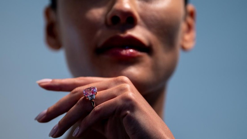 Sebuah berlian merah muda dengan perkiraan nilai $35 juta ditampilkan selama pratinjau pers menjelang penjualan Sotheby's Magnificent Jewels pada lelang 8 Juni 2023 di Sotheby's di New York City, di New York City, AS, 27 Maret 2023. (REUTERS/David 'Dee' Delgado)