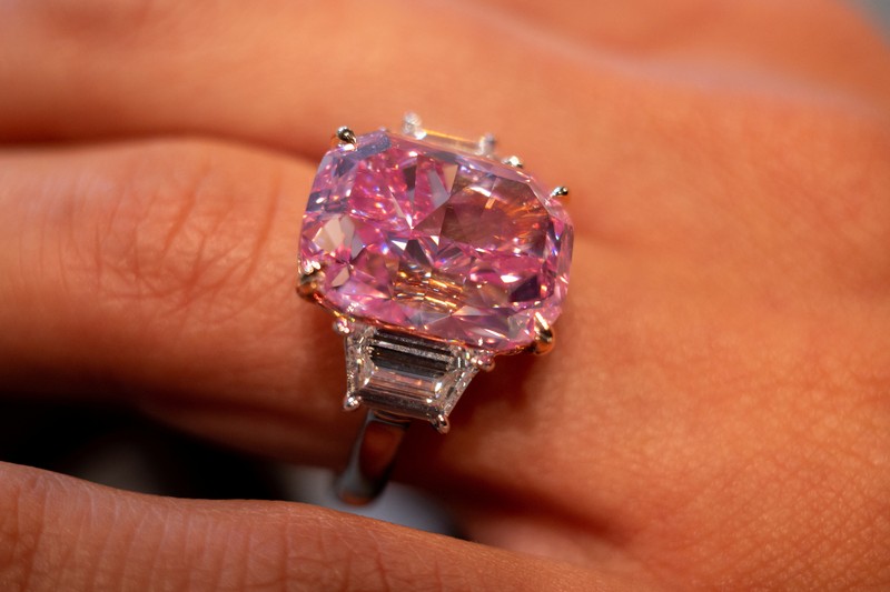 Sebuah berlian merah muda dengan perkiraan nilai $35 juta ditampilkan selama pratinjau pers menjelang penjualan Sotheby's Magnificent Jewels pada lelang 8 Juni 2023 di Sotheby's di New York City, di New York City, AS, 27 Maret 2023. (REUTERS/David 'Dee' Delgado)