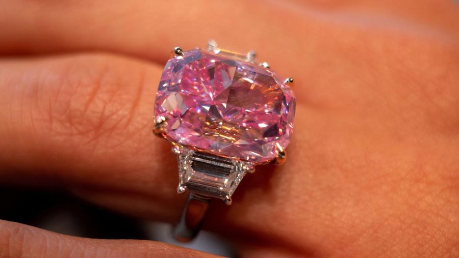 Sebuah berlian merah muda dengan perkiraan nilai $35 juta ditampilkan selama pratinjau pers menjelang penjualan Sotheby's Magnificent Jewels pada lelang 8 Juni 2023 di Sotheby's di New York City, di New York City, AS, 27 Maret 2023. (REUTERS/David 'Dee' Delgado)