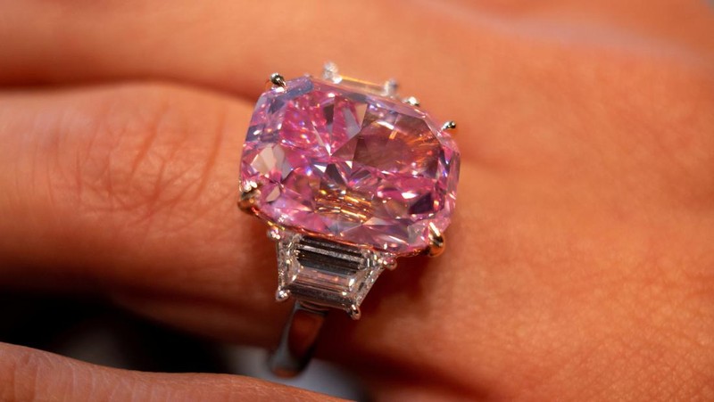 Sebuah berlian merah muda dengan perkiraan nilai $35 juta ditampilkan selama pratinjau pers menjelang penjualan Sotheby's Magnificent Jewels pada lelang 8 Juni 2023 di Sotheby's di New York City, di New York City, AS, 27 Maret 2023. (REUTERS/David 'Dee' Delgado)