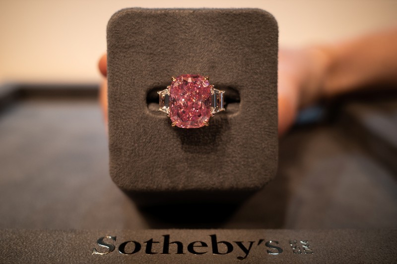 Sebuah berlian merah muda dengan perkiraan nilai $35 juta ditampilkan selama pratinjau pers menjelang penjualan Sotheby's Magnificent Jewels pada lelang 8 Juni 2023 di Sotheby's di New York City, di New York City, AS, 27 Maret 2023. (REUTERS/David 'Dee' Delgado)