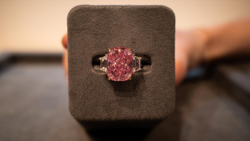 Sebuah berlian merah muda dengan perkiraan nilai $35 juta ditampilkan selama pratinjau pers menjelang penjualan Sotheby's Magnificent Jewels pada lelang 8 Juni 2023 di Sotheby's di New York City, di New York City, AS, 27 Maret 2023. (REUTERS/David 'Dee' Delgado)