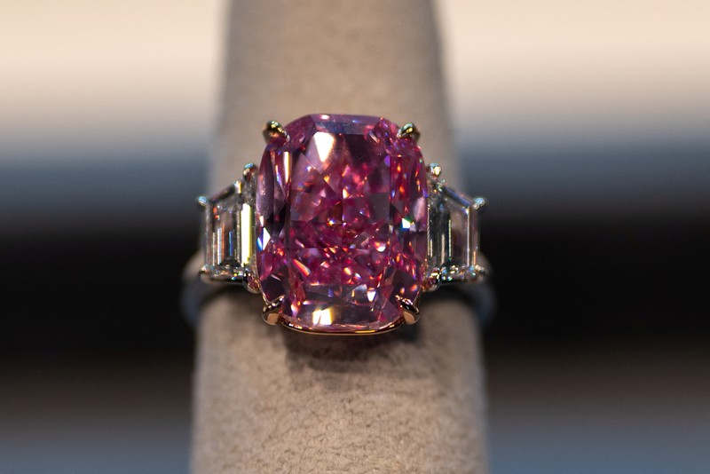 Sebuah berlian merah muda dengan perkiraan nilai $35 juta ditampilkan selama pratinjau pers menjelang penjualan Sotheby's Magnificent Jewels pada lelang 8 Juni 2023 di Sotheby's di New York City, di New York City, AS, 27 Maret 2023. (REUTERS/David 'Dee' Delgado)