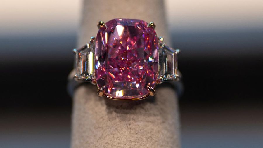 Sebuah berlian merah muda dengan perkiraan nilai $35 juta ditampilkan selama pratinjau pers menjelang penjualan Sotheby's Magnificent Jewels pada lelang 8 Juni 2023 di Sotheby's di New York City, di New York City, AS, 27 Maret 2023. (REUTERS/David 'Dee' Delgado)