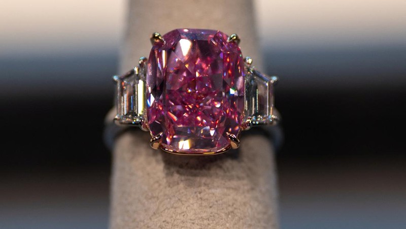Sebuah berlian merah muda dengan perkiraan nilai $35 juta ditampilkan selama pratinjau pers menjelang penjualan Sotheby's Magnificent Jewels pada lelang 8 Juni 2023 di Sotheby's di New York City, di New York City, AS, 27 Maret 2023. (REUTERS/David 'Dee' Delgado)