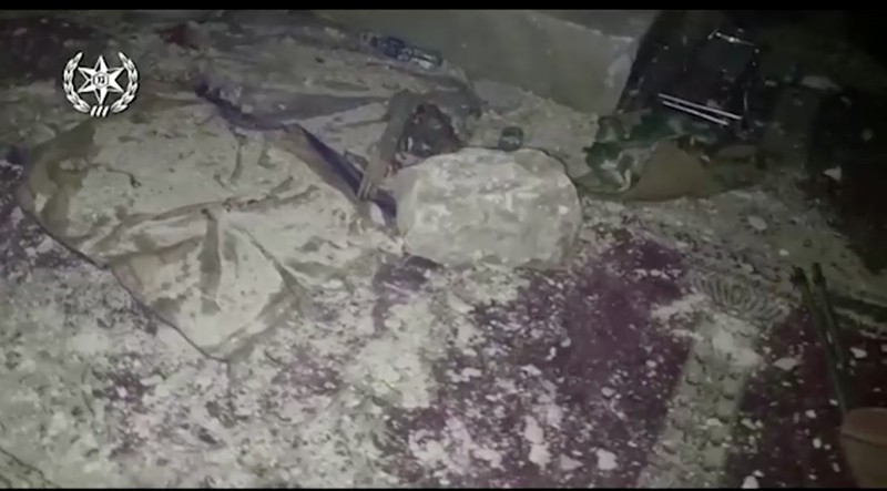 Sejumlah polisi Israel dilaporkan melancarkan serangan terhadap puluhan warga muslim yang tengah beribadah di Masjid Al Aqsa, Yerusalem, Rabu (5/4) subuh waktu setempat. (Tangakapan Layar Video Reuters)