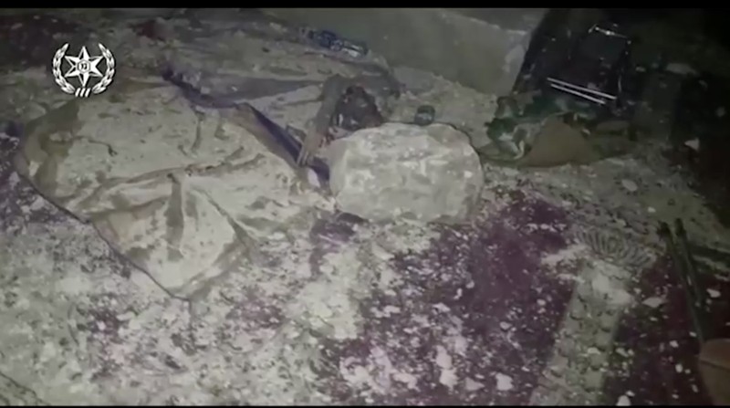 Sejumlah polisi Israel dilaporkan melancarkan serangan terhadap puluhan warga muslim yang tengah beribadah di Masjid Al Aqsa, Yerusalem, Rabu (5/4) subuh waktu setempat. (Tangakapan Layar Video Reuters)