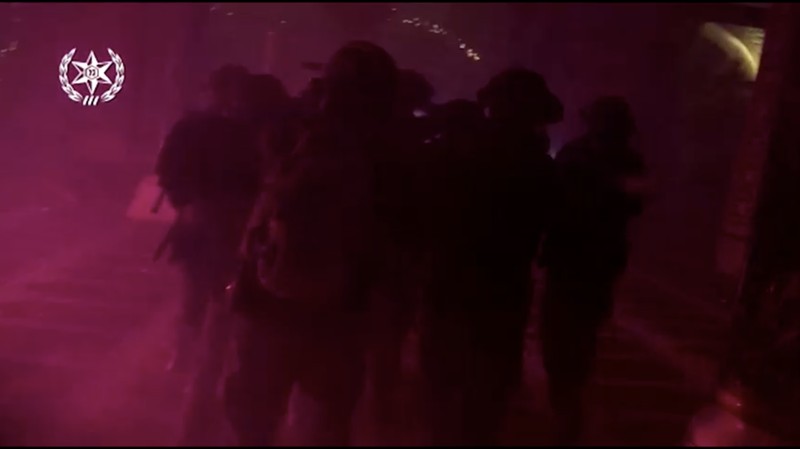 Sejumlah polisi Israel dilaporkan melancarkan serangan terhadap puluhan warga muslim yang tengah beribadah di Masjid Al Aqsa, Yerusalem, Rabu (5/4) subuh waktu setempat. (Tangakapan Layar Video Reuters)