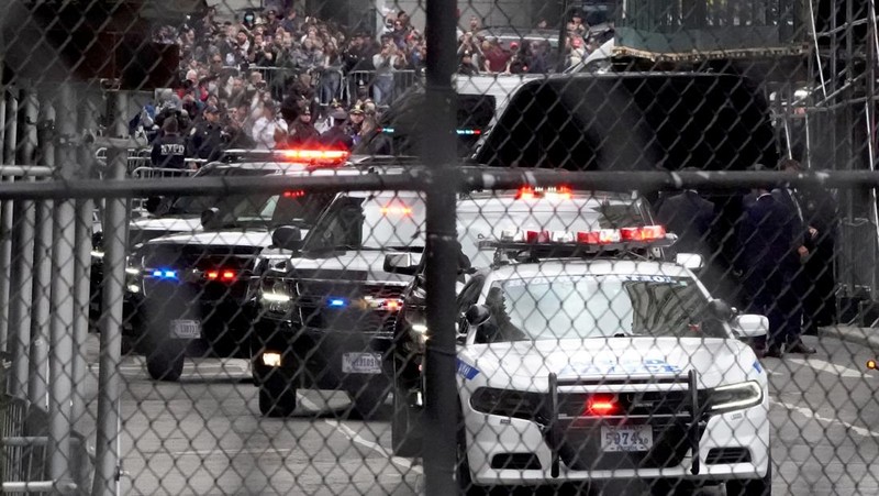 Former U.S. President Donald Trump's motorcade waits at the Manhattan Criminal Courthouse on the day of Trump's court appearance after his indictment by a Manhattan grand jury following a probe into hush money paid to porn star Stormy Daniels, in New York City, U.S., April 4, 2023. REUTERS/Bing Guan