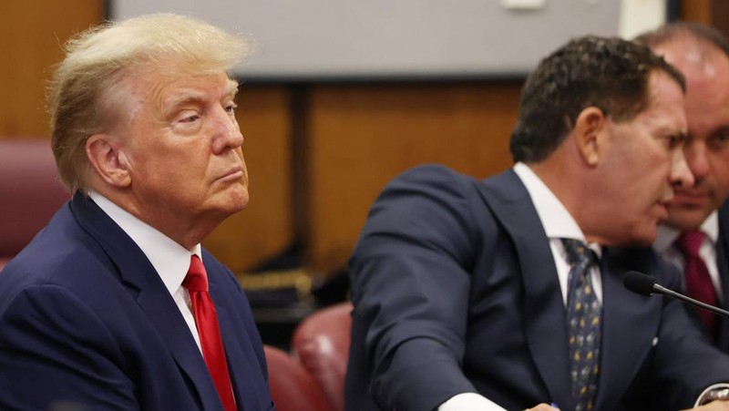 Former U.S. President Donald Trump's motorcade waits at the Manhattan Criminal Courthouse on the day of Trump's court appearance after his indictment by a Manhattan grand jury following a probe into hush money paid to porn star Stormy Daniels, in New York City, U.S., April 4, 2023. REUTERS/Bing Guan