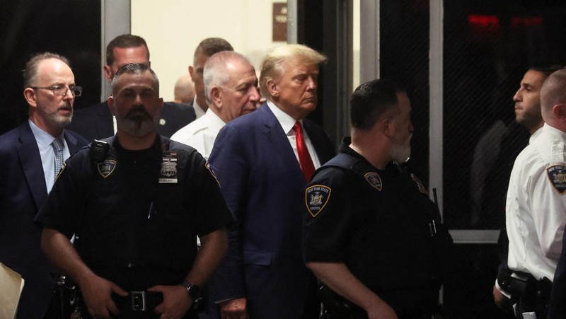 Former U.S. President Donald Trump's motorcade waits at the Manhattan Criminal Courthouse on the day of Trump's court appearance after his indictment by a Manhattan grand jury following a probe into hush money paid to porn star Stormy Daniels, in New York City, U.S., April 4, 2023. REUTERS/Bing Guan