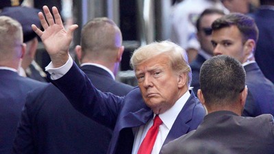 Sadis, Donald Trump Sebut Macron Cium Pantat Xi Jinping