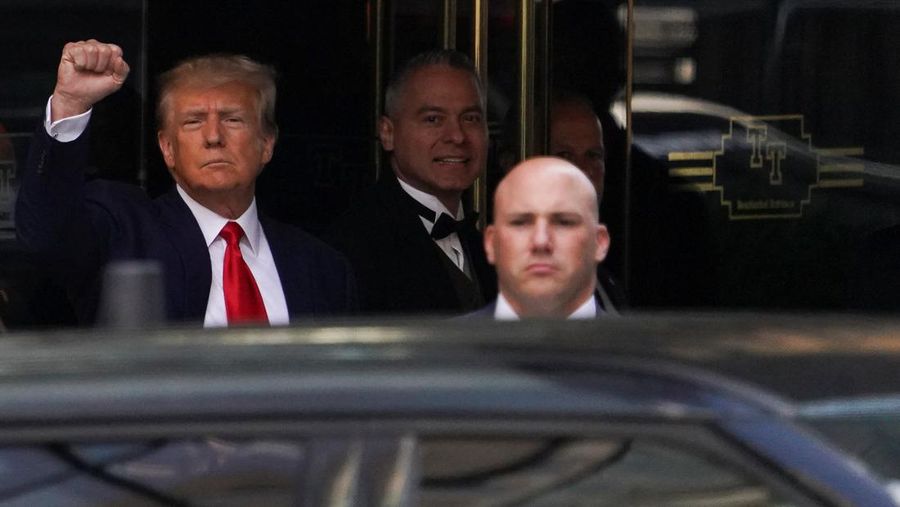 Former U.S. President Donald Trump's motorcade waits at the Manhattan Criminal Courthouse on the day of Trump's court appearance after his indictment by a Manhattan grand jury following a probe into hush money paid to porn star Stormy Daniels, in New York City, U.S., April 4, 2023. REUTERS/Bing Guan