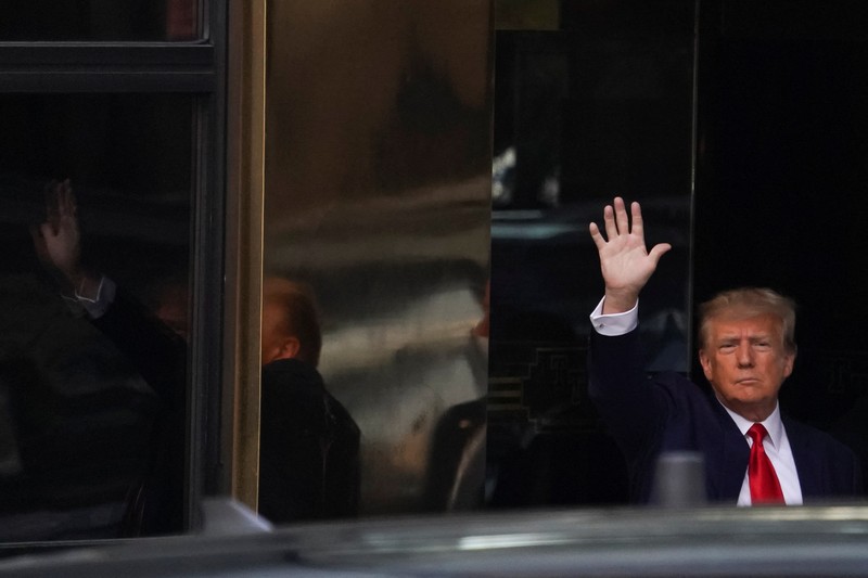 USA-TRUMP/ Former U.S. President Donald Trump's motorcade waits at the Manhattan Criminal Courthouse on the day of Trump's court appearance after his indictment by a Manhattan grand jury following a probe into hush money paid to porn star Stormy Daniels, in New York City, U.S., April 4, 2023. REUTERS/Bing Guan