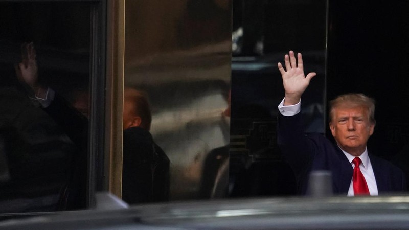 Former U.S. President Donald Trump's motorcade waits at the Manhattan Criminal Courthouse on the day of Trump's court appearance after his indictment by a Manhattan grand jury following a probe into hush money paid to porn star Stormy Daniels, in New York City, U.S., April 4, 2023. REUTERS/Bing Guan