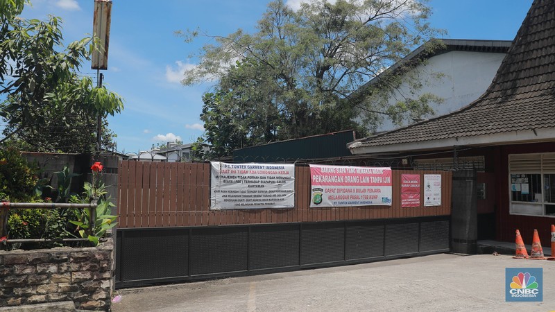 Warga melintas di depan pabrik PT Tuntex, Kab Tangerang, Selasa, 5/4. PT Tuntex Garment Indonesia, pabrik garmen terbesar di Kabupaten Tangerang, bangkrut setelah mengalami penurunan omzet ekspor secara drastis. Warga melintas di depan pabrik PT Tuntex, Kab Tangerang, Selasa, 5/4. PT Tuntex Garment Indonesia, pabrik garmen terbesar di Kabupaten Tangerang, bangkrut setelah mengalami penurunan omzet ekspor secara drastis. (CNBC Indonesia/Muhammad Sabki)