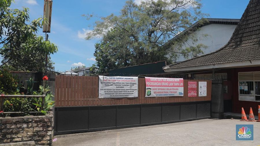 Warga melintas di depan pabrik PT Tuntex, Kab Tangerang, Selasa, 5/4. PT Tuntex Garment Indonesia, pabrik garmen terbesar di Kabupaten Tangerang, bangkrut setelah mengalami penurunan omzet ekspor secara drastis. (CNBC Indonesia/Muhammad Sabki)