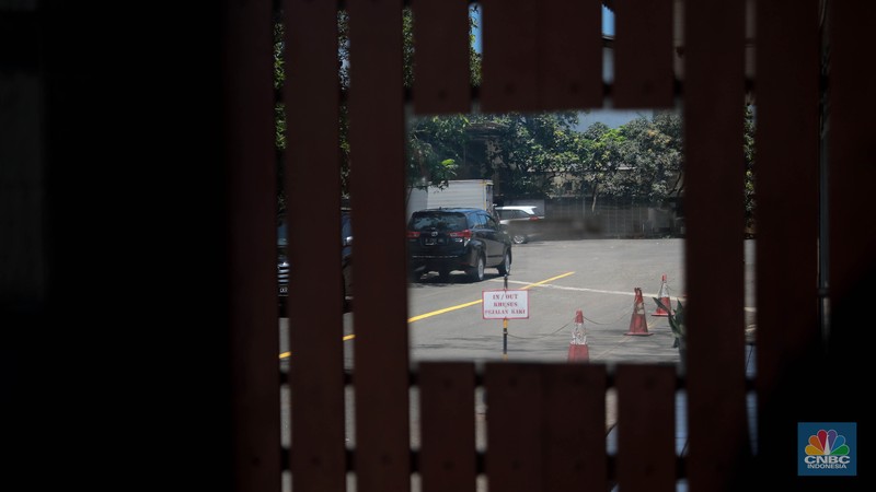 Warga melintas di depan pabrik PT Tuntex, Kab Tangerang, Selasa, 5/4. PT Tuntex Garment Indonesia, pabrik garmen terbesar di Kabupaten Tangerang, bangkrut setelah mengalami penurunan omzet ekspor secara drastis. Warga melintas di depan pabrik PT Tuntex, Kab Tangerang, Selasa, 5/4. PT Tuntex Garment Indonesia, pabrik garmen terbesar di Kabupaten Tangerang, bangkrut setelah mengalami penurunan omzet ekspor secara drastis. (CNBC Indonesia/Muhammad Sabki)