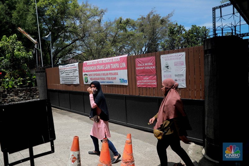 Warga melintas di depan pabrik PT Tuntex, Kab Tangerang, Selasa, 5/4. PT Tuntex Garment Indonesia, pabrik garmen terbesar di Kabupaten Tangerang, bangkrut setelah mengalami penurunan omzet ekspor secara drastis. Warga melintas di depan pabrik PT Tuntex, Kab Tangerang, Selasa, 5/4. PT Tuntex Garment Indonesia, pabrik garmen terbesar di Kabupaten Tangerang, bangkrut setelah mengalami penurunan omzet ekspor secara drastis. (CNBC Indonesia/Muhammad Sabki)