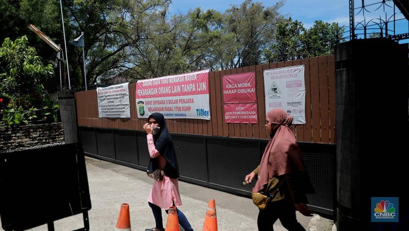 Warga melintas di depan pabrik PT Tuntex, Kab Tangerang, Selasa, 5/4. PT Tuntex Garment Indonesia, pabrik garmen terbesar di Kabupaten Tangerang, bangkrut setelah mengalami penurunan omzet ekspor secara drastis. (CNBC Indonesia/Muhammad Sabki)