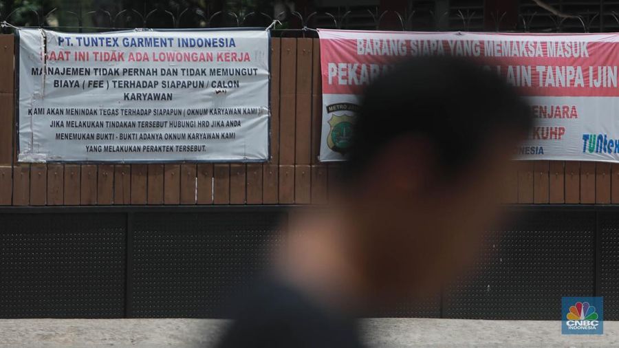 Warga melintas di depan pabrik PT Tuntex, Kab Tangerang, Selasa, 5/4. PT Tuntex Garment Indonesia, pabrik garmen terbesar di Kabupaten Tangerang, bangkrut setelah mengalami penurunan omzet ekspor secara drastis. (CNBC Indonesia/Muhammad Sabki)