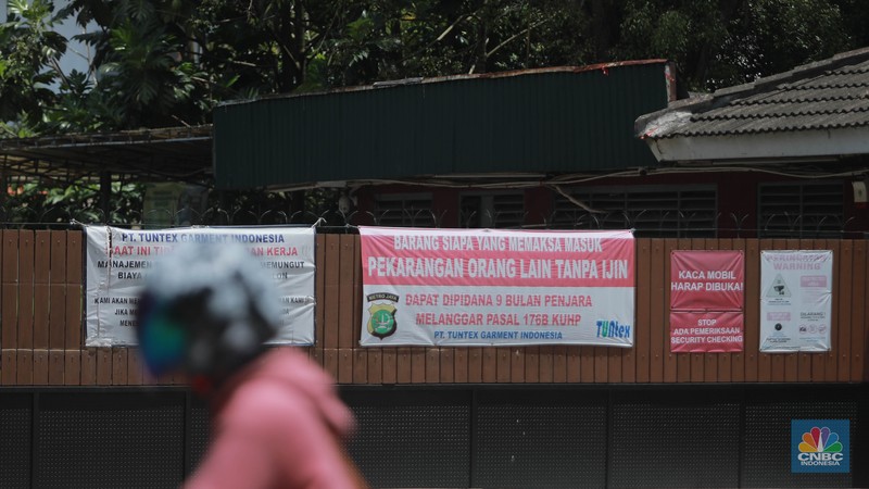 Warga melintas di depan pabrik PT Tuntex, Kab Tangerang, Selasa, 5/4. PT Tuntex Garment Indonesia, pabrik garmen terbesar di Kabupaten Tangerang, bangkrut setelah mengalami penurunan omzet ekspor secara drastis. Warga melintas di depan pabrik PT Tuntex, Kab Tangerang, Selasa, 5/4. PT Tuntex Garment Indonesia, pabrik garmen terbesar di Kabupaten Tangerang, bangkrut setelah mengalami penurunan omzet ekspor secara drastis. (CNBC Indonesia/Muhammad Sabki)