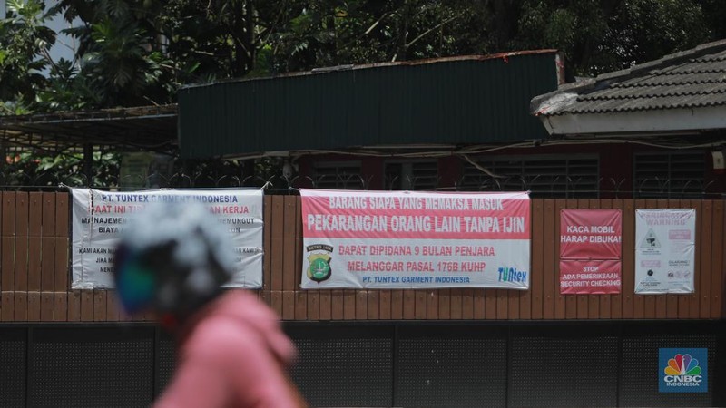 Warga melintas di depan pabrik PT Tuntex, Kab Tangerang, Selasa, 5/4. PT Tuntex Garment Indonesia, pabrik garmen terbesar di Kabupaten Tangerang, bangkrut setelah mengalami penurunan omzet ekspor secara drastis. (CNBC Indonesia/Muhammad Sabki)