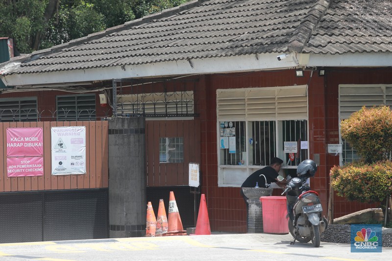 Warga melintas di depan pabrik PT Tuntex, Kab Tangerang, Selasa, 5/4. PT Tuntex Garment Indonesia, pabrik garmen terbesar di Kabupaten Tangerang, bangkrut setelah mengalami penurunan omzet ekspor secara drastis. Warga melintas di depan pabrik PT Tuntex, Kab Tangerang, Selasa, 5/4. PT Tuntex Garment Indonesia, pabrik garmen terbesar di Kabupaten Tangerang, bangkrut setelah mengalami penurunan omzet ekspor secara drastis. (CNBC Indonesia/Muhammad Sabki)
