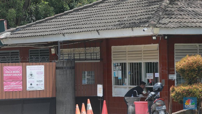 Warga melintas di depan pabrik PT Tuntex, Kab Tangerang, Selasa, 5/4. PT Tuntex Garment Indonesia, pabrik garmen terbesar di Kabupaten Tangerang, bangkrut setelah mengalami penurunan omzet ekspor secara drastis. (CNBC Indonesia/Muhammad Sabki)