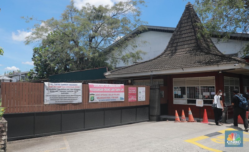 Warga melintas di depan pabrik PT Tuntex, Kab Tangerang, Selasa, 5/4. PT Tuntex Garment Indonesia, pabrik garmen terbesar di Kabupaten Tangerang, bangkrut setelah mengalami penurunan omzet ekspor secara drastis. Warga melintas di depan pabrik PT Tuntex, Kab Tangerang, Selasa, 5/4. PT Tuntex Garment Indonesia, pabrik garmen terbesar di Kabupaten Tangerang, bangkrut setelah mengalami penurunan omzet ekspor secara drastis. (CNBC Indonesia/Muhammad Sabki)