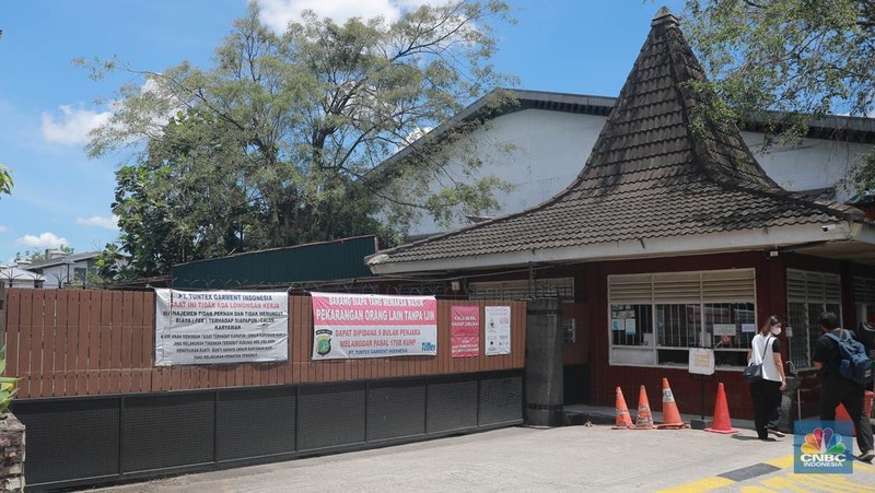Warga melintas di depan pabrik PT Tuntex, Kab Tangerang, Selasa, 5/4. PT Tuntex Garment Indonesia, pabrik garmen terbesar di Kabupaten Tangerang, bangkrut setelah mengalami penurunan omzet ekspor secara drastis. (CNBC Indonesia/Muhammad Sabki)