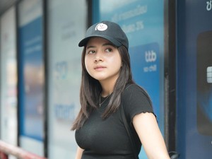 Profil Bulan Sutena, Bikin Banyak Orang Terpesona
