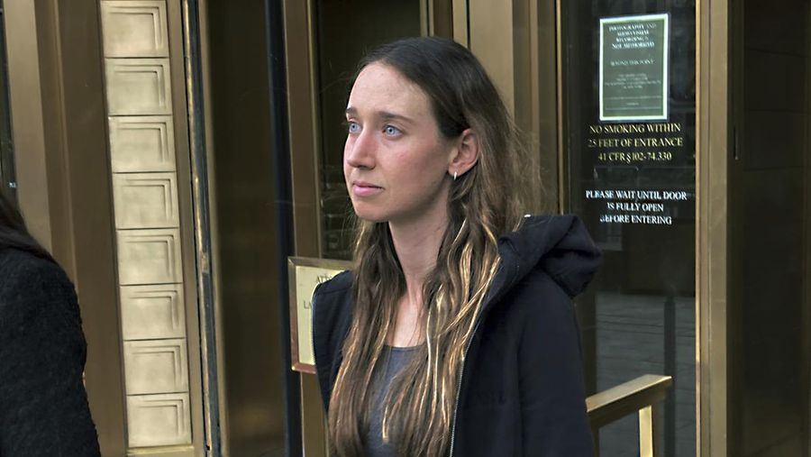 Charlie Javice, dari Miami Beach, Florida, meninggalkan pengadilan federal Manhattan, Selasa, 4 April 2023, di New York (AP/Lawrence Neumeister)