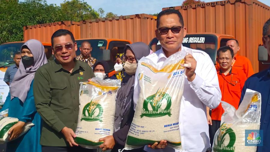 Direktur Utama Perum Bulog Budi Waseso melakukan seremonial pelepasan penyaluran cadangan beras pemerintah (CBP) untuk bantuan pangan 2023 di Kantor Wilayah Jakarta dan Banten Perum Bulog, Kelapa Gading, Jakarta Utara, Kamis (6/4/2023). (CNBC Indonesia/Martyasari Rizky)