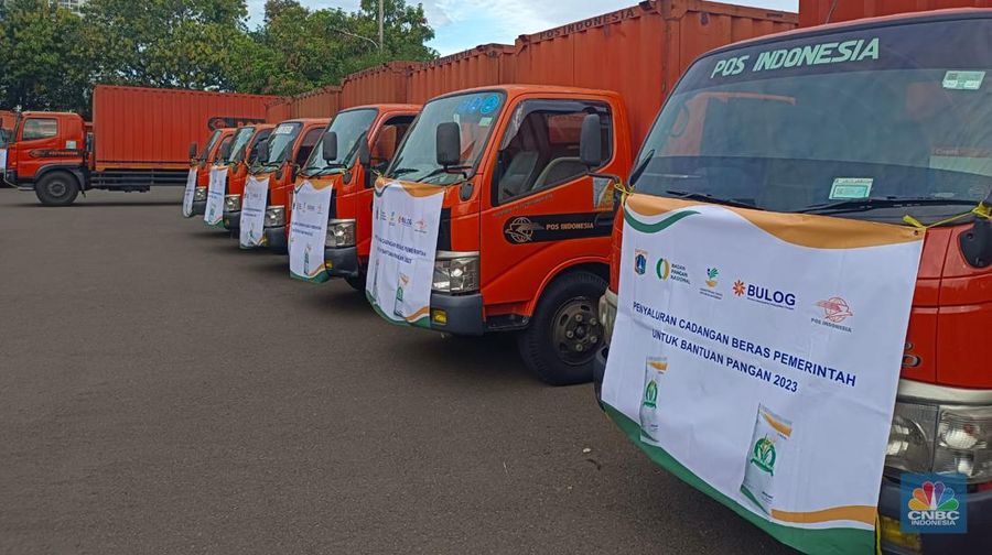 Direktur Utama Perum Bulog Budi Waseso melakukan seremonial pelepasan penyaluran cadangan beras pemerintah (CBP) untuk bantuan pangan 2023 di Kantor Wilayah Jakarta dan Banten Perum Bulog, Kelapa Gading, Jakarta Utara, Kamis (6/4/2023). (CNBC Indonesia/Martyasari Rizky)
